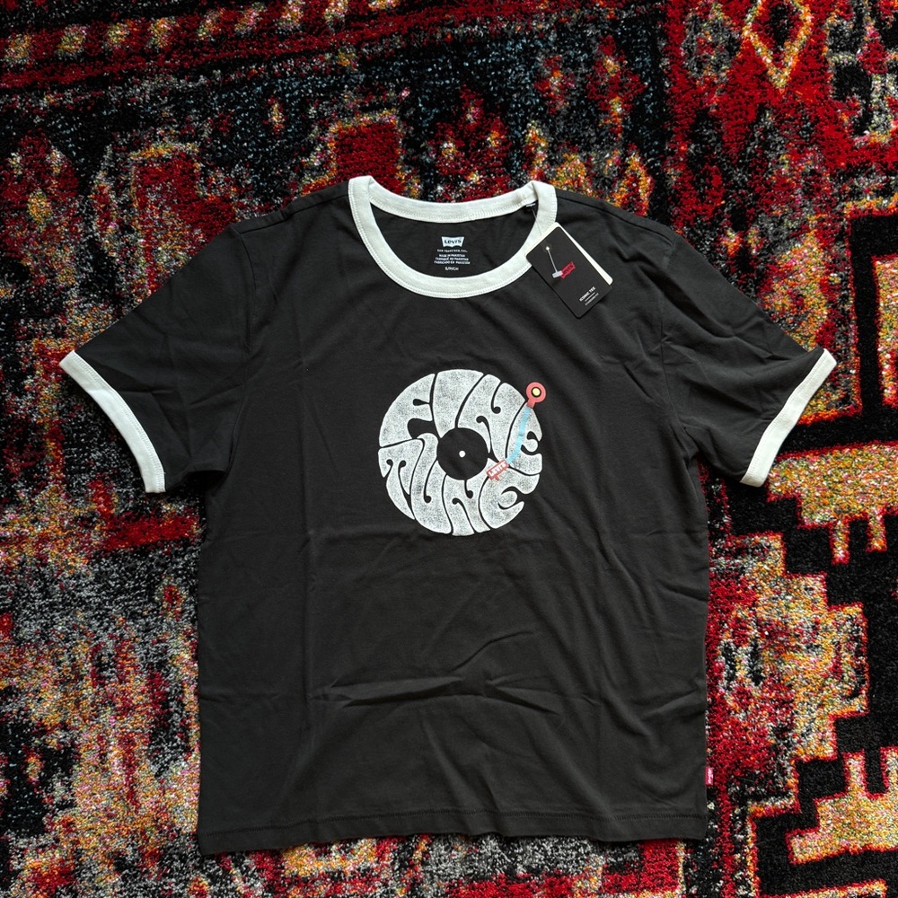NWT - Levi’s Ringer Tee
